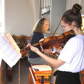 Dorothea Holzhausen (Orgel) und Ida Weber (Violine) musizieren zum Patronatsfest 2020.