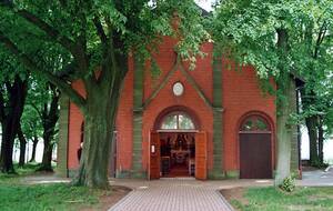 14 Hl. Nothelferkapelle Höherberg 18.06.2006 - Höherberg: Geöffnete Tür lädt ein zum Gottesdienst